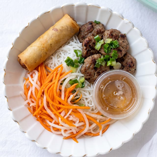 D1. Bún Thịt Nướng / Chargrilled Pork Vermicelli.
