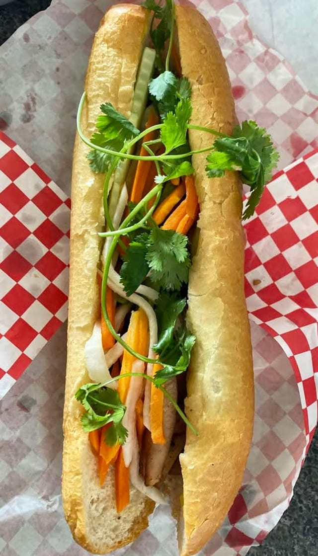 B2. Bánh Mì Thịt Gà Nướng / Grilled Chicken Sandwich.